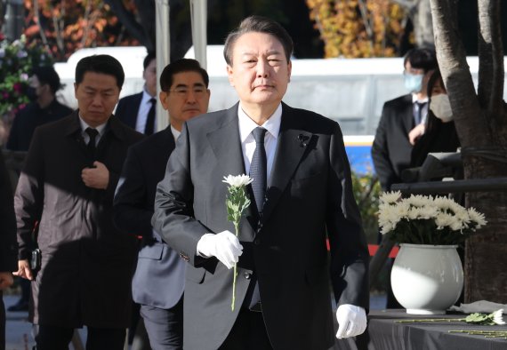 서울광장 합동분향소 찾은 윤석열 대통령 (서울=연합뉴스) 안정원 기자 = 윤석열 대통령이 4일 오전 서울광장에 마련된 이태원 사고 사망자 합동분향소를 방문, 헌화를 위해 이동하고 있다. 2022.11.4 jeong@yna.co.kr (끝)