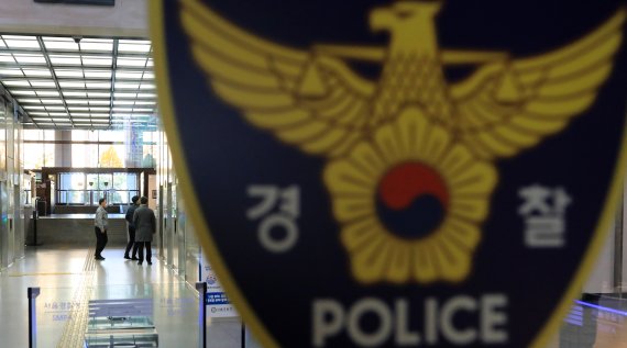 '이태원 참사' 원인 규명에 나선 경찰청 특별수사본부가 2일 부실 대응 논란에 휩싸인 서울경찰청과 용산경찰서, 용산구청 등 8곳에 대한 압수수색에 들어갔다. 압수수색 대상은 서울경찰청과 용산경찰서, 용산구청, 서울시소방재난본부 서울종합방재센터, 용산소방서, 서울교통공사, 다산콜센터, 이태원역 등이다. 사진은 이날 압수수색이 진행 중인 서울경찰청. 2022.11.2/뉴스1 ⓒ News1 구윤성 기자