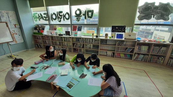 대전선암초 학생들이 방과후학교 프로그램 일환으로 해뜰마을어린이도서관을 탐방하고 있다. (대전시교육청 제공) /뉴스1