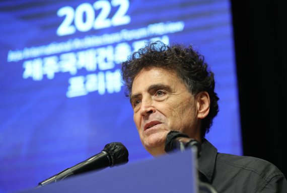 [제주=뉴시스] 우장호 기자 = 스페인 건축가인 페르난도 메니스(Fernando Menis)가 4일 오후 제주문학관 4층 대강당에서 열린 '제주국제건축포럼 프리뷰'에 참석해 기조강연하고 있다. 2022.11.04. woo1223@newsis.com