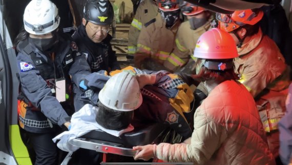 경북 봉화군 아연 광산 매몰사고 현장에서 구조대가 매몰자들을 구조해 이송하고 있다. (사진=경북소방본부 제공) /사진=뉴시스