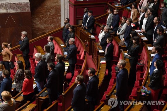 인종차별 발언한 의원 징계안에 표결하는 프랑스 하원 Members of the French parliament vote for the temporary exclusion of a far-right MP during a session at The National Assembly in Paris on November 4, 2022. - France's National Assembly voted on November 4, 2022 to sanction a far-right MP with a 15-day suspension and pay 