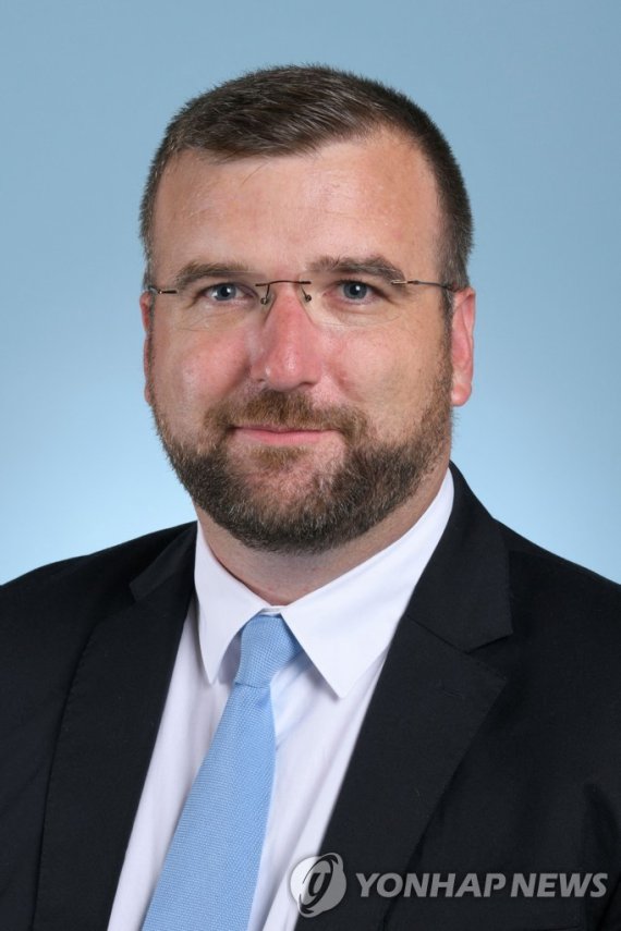 그레구아르 드 푸르나 프랑스 하원 의원 This portrait picture taken on June 22, 2022 by the French National Assembly (Assemblee nationale)shows Gregoire de Fournas, Rassemblement National (RN) Member of Parliament of the 5th constituency of the Gironde department (33). (Photo by ASSEMBLEE NATIONALE / AFP) / RESTRICTE