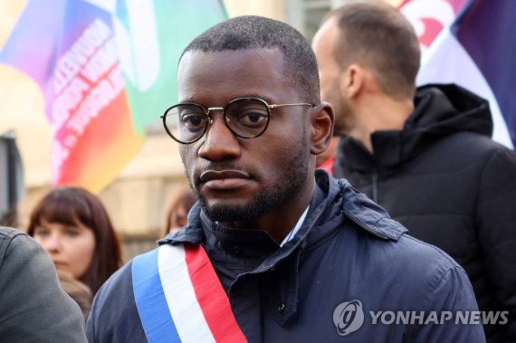 카를로스 마르탱 빌롱고 프랑스 하원 의원 Member of parliament Carlos Martens Bilongo, of the French far-left opposition party La France Insoumise (France Unbowed) and the left-wing coalition NUPES, attends a demonstration in front of the National Assembly, the day after a far-right MP shouted "Go back to Africa!" as 