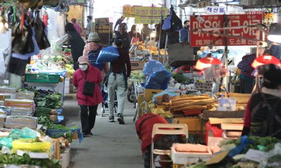 미국 연방준비제도가 이번주 '빅스텝'에 나설 경우 한국은행도 내년초 추가 기준금리 인상에 나설 가능성이 높은 것으로 전망된다. 사진은 서울 동대문구 청량리 종합시장 모습. /뉴시스