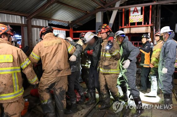 당국 "봉화 광산 고립자 2명 생환…지상으로 걸어 나와" (봉화=연합뉴스) 경북 봉화군 아연 채굴 광산 매몰사고 열흘째인 4일 오후 11시께 구조 당국은 고립됐던 작업자 2명이 생환했다고 밝혔다. 사진은 이날 생환한 고립자들이 밖으로 나오는 모습. 2022.11.5 [소방청 제공. 재판매 및 DB 금지] photo@yna.co.kr (끝)