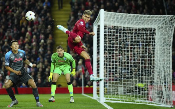 [리버풀=AP/뉴시스] 나폴리의 김민재(왼쪽)가 1일(현지시간) 영국 리버풀의 안필드 경기장에서 열린 2022-23 유럽축구연맹(UEFA) 챔피언스리그(UCL) 조별리그 A조 최종 6차전 리버풀과의 경기 중 수비하고 있다. 나폴리는 후반 막판 내리 2골을 내주며 0-2로 패했으나 A조 1위를 지키며 조별 리그를 마쳤다. 2022.11.02.