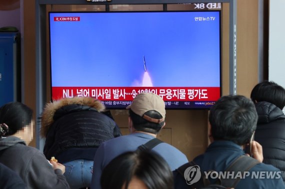합동참모본부가 북한의 장거리 탄도미사일 1발과 단거리 탄도미사일 2발을 포착했다고 밝힌 지난 3일 오전 서울역 대합실에서 시민들이 관련 뉴스를 보고 있다.