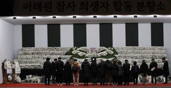 野 "이태원 참사 희생자 유족 동의 하에 이름·사진 공개해야"