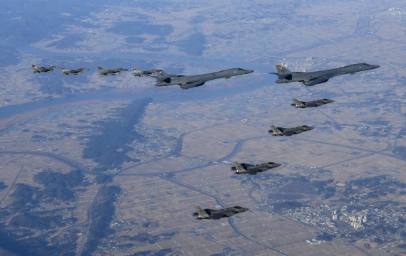 미국 공군 전략폭격기 B-1B '랜서' 2대가 5일 한반도 상공에 전개돼 미측 F-16 전투기 4대, 우리 공군 F-35A 스텔스 전투기 4대와 함께 훈련하고 있다. 사진=합참 제공