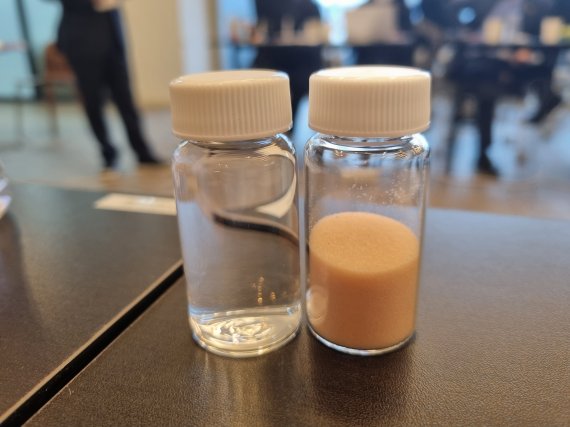 소화약제와 지에프아이가 만든 소화약제가 함유된 마이크로 캡슐(오른쪽). 사진=장유하 기자