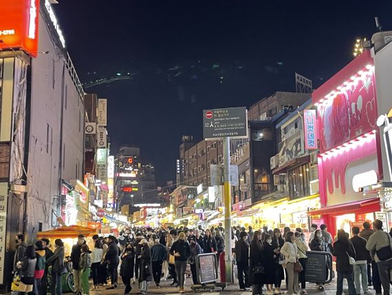 5일 오후 9시께 인파로 북적이는 홍대 걷고싶은거리 인근 /사진=박지연 기자