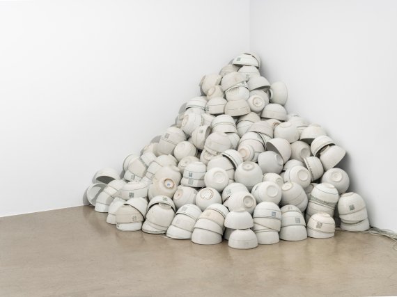 [서울=뉴시스]강익중 '달이 뜬다' 전시 전경 2층, 갤러리현대, 2022.