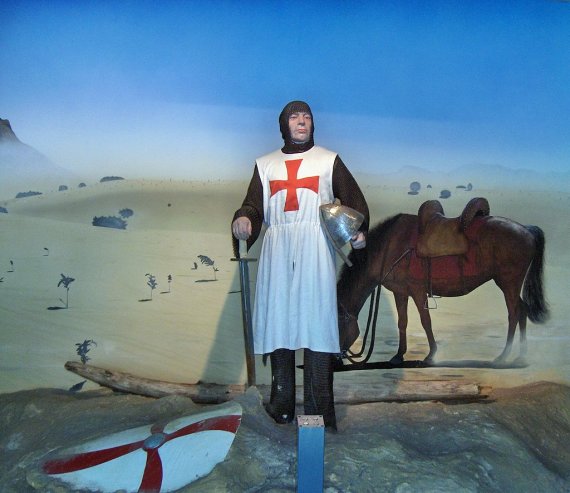 벨기에 박물관에 재현된 성전기사단 모습. 큰 십자가가 그려진 망토를 늘 걸치고 다녔다. 사진=위키피디아.
