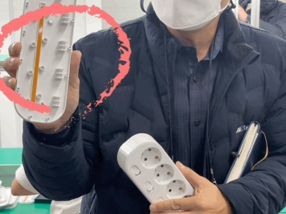 자동소화 멀티탭 내부를 보여주는 모습. 붉은 원 안에 주황색 부분이 미세캡슐 소화기. ⓒ News1 이민주 기자