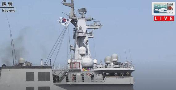 6일 오전 일본 가나가와현 남부 사가미만에서 열린 일본 해상자위대 창설 제70주년 기념식에 참가한 해군 군수지원함 '소양함' 승조원들이 일본 대형 호위함 '이즈모'를 향해 거수경례를 하고 있다. 일본 해상자위대 유튜브 캡처