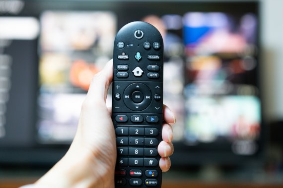 리모컨에도 홈화면 버튼이 중심이 된다. 음성 검색을 비롯한 각종 편의 기능 버튼이 적용돼 있다. 2022.11.6/뉴스1 ⓒ News1 이기범 기자