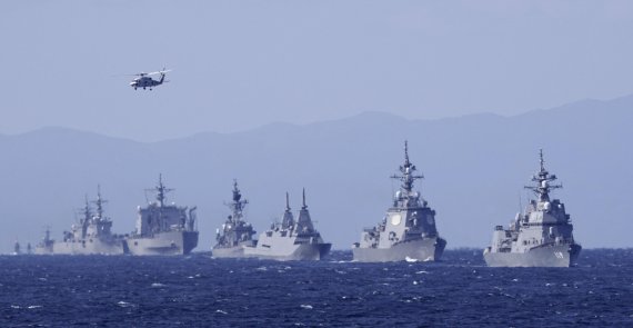 일본 해상자위대 70주년 국제관함식. 일본 해상자위대가 창설 70주년을 기념해 6일 가나가와현 사가미만에서 개최한 국제관함식에서 각국 함정이 항해하고 있다. 사진=연합뉴스