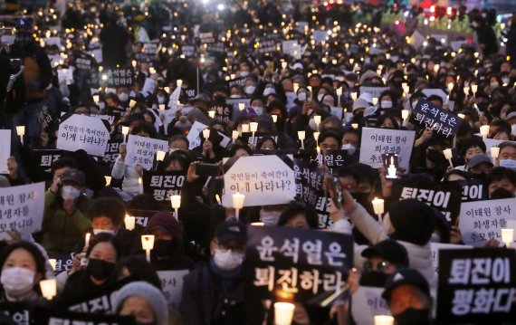 지난 5일 서울 중구 시청역 인근 도로에서 이태원 참사 희생자 추모 시민 촛불집회가 열리고 있다. 뉴시스