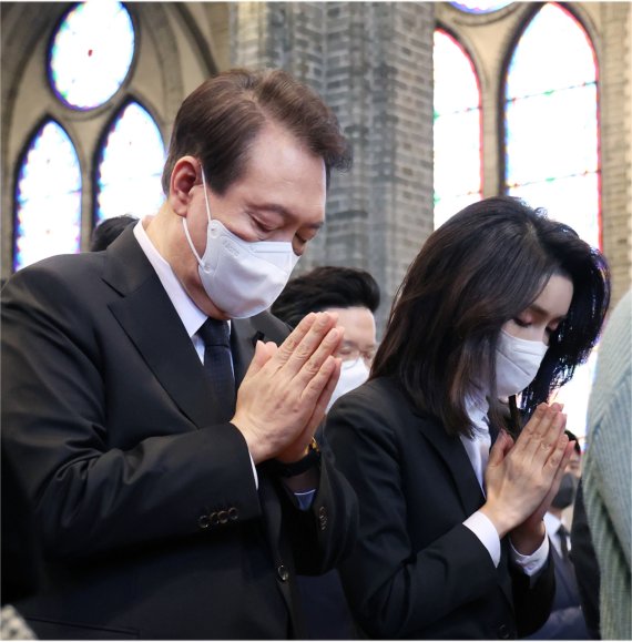 명동성당 추모미사 참석한 尹대통령 내외.　윤석열 대통령과 김건희 여사가 6일 서울 중구 명동성당에서 열린 이태원 참사 희생자 추모 미사에 참석, 기도하고 있다. 연합뉴스