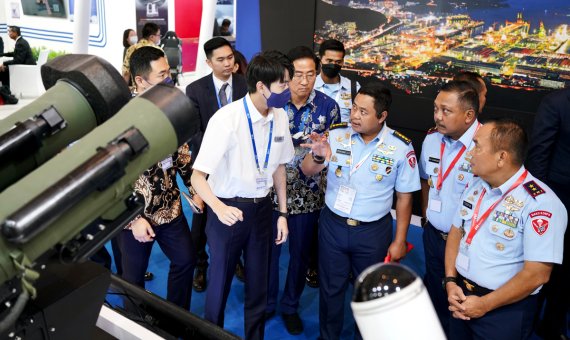 이달 2~5일 인도네시아 자카르타에서 열린 국제 방산전시회 '인도 디펜스 2022' 현장에서 인도네시아 공군 관계자들이 현지 환경에 최적화된 LIG넥스원의 무기 체계에 대한 설명을 듣고 있다. LIG넥스원 제공