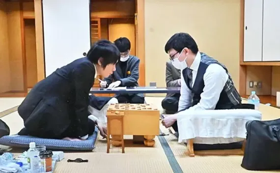 일본 도쿄 시부야구 장기회관에서 지난달 28일 제81기 명인전 A급 순위전이 열리고 있다. 이날 나가세 타쿠야(오른쪽) 왕좌와 맞붙은 사토 아마히코 9단은 장고 중 "마스크를 벗고 있었다"는 이유로 반칙패했다. 출처=유튜브 캡처