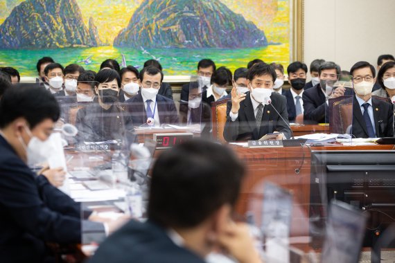 김주현 금융위원장이 1일 서울 여의도 국회에서 열린 제400회 국회(정기회) 정무위원회 제12차 전체회의에서 의원 질의에 답하고 있다. 2022.11.1/뉴스1 ⓒ News1 유승관 기자