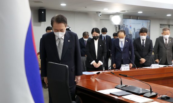 윤석열 대통령이 7일 오전 서울 용산 대통령실 청사에서 재난안전관리체계 점검 및 제도 개선책 논의를 위해 열린 국가안전시스템점검회의에서 이태원 참사 희생자들을 추모하는 묵념을 하고 있다. /연합뉴스