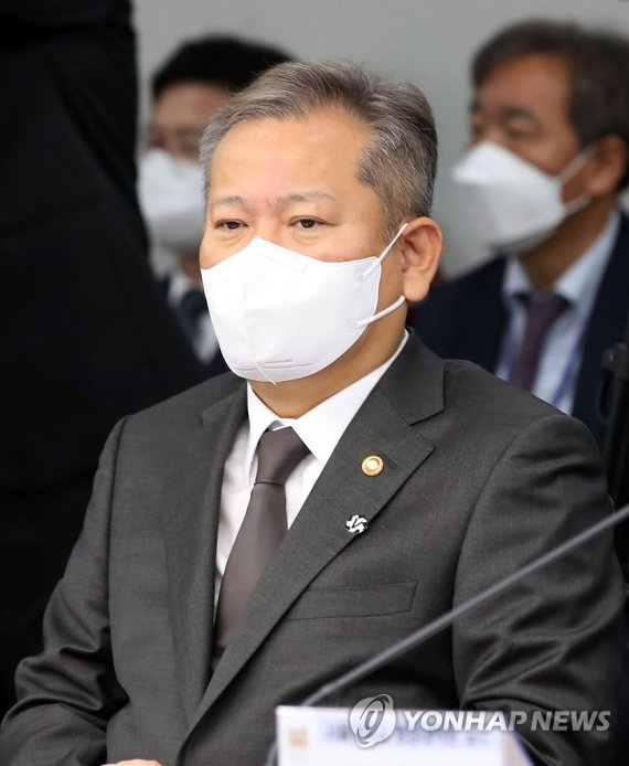 국가안전시스템점검회의 참석한 이상민 행정안전부 장관 국가안전시스템점검회의 참석한 이상민 행정안전부 장관 (서울=연합뉴스) 안정원 기자 = 7일 오전 서울 용산 대통령실 청사에서 재난안전관리체계 점검 및 제도 개선책 논의를 위해 열린 국가안전시스템점검회의에서 이상민 행정안전부 장관이 윤석열 대통령의 발언을 듣고 있다. 2022.11.7 [대통령실통신사진기자단] jeong@yna.co.kr (끝)