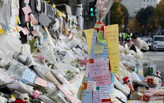 7일 서울 용산구 이태원역 1번 출구에 마련된 이태원 참사 희생자 추모공간에 시민들이 적은 추모글과 꽃이 놓여져 있다. /사진=뉴스1