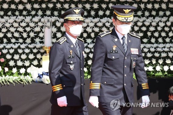 합동분향소 찾은 김광호 서울경찰청장 (서울=연합뉴스) 신현우 기자 = 김광호 서울경찰청장이 31일 서울광장에 마련된 이태원 사고 사망자 합동분향소를 방문해 조문한 뒤 이동하고 있다. 2022.10.31 nowwego@yna.co.kr (끝)