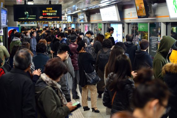 서울 지하철 3호선 교대역에서 시민들이 열차를 기다리고 있다. (뉴스1 DB) 2016.3.16/뉴스1 ⓒ News1 최현규 기자 /사진=뉴스1
