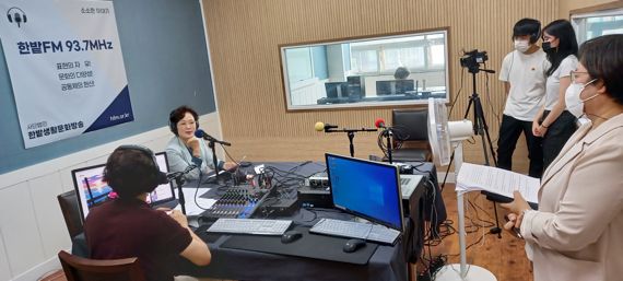 한밭FM 방송의 '시티헌터' 프로그램 녹화 모습.