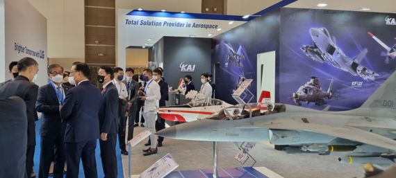 2~5일(현지시간) 인도네시아 자카르타에서 열린 국제 방위산업 전시회인 '인도 디펜스 2022'의 한국항공우주산업(KAI) 부스 모습. 한국항공우주산업 제공