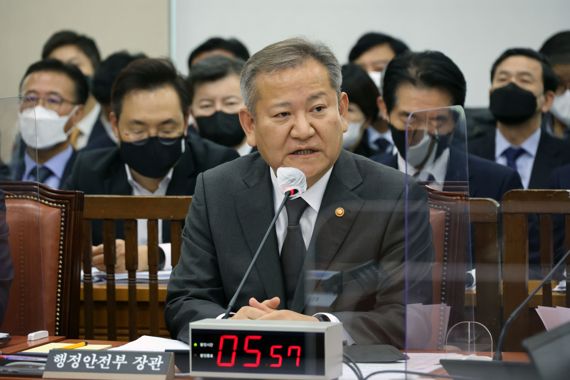 이상민 행정안전부 장관이 7일 오후 국회에서 열린 행정안전위원회 전체회의에서 의원들의 질의에 답변하고 있다. 사진=서동일 기자