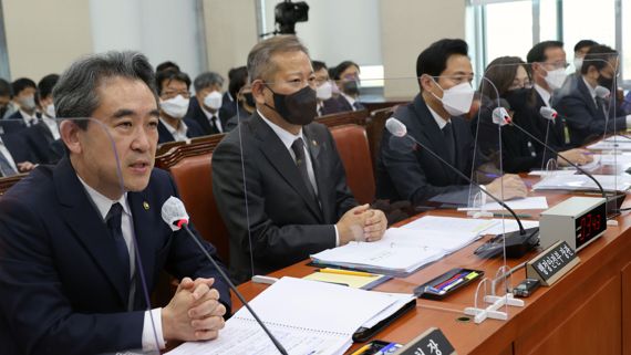 7일 오후 국회에서 열린 행정안전위원회 전체회의에서 윤희근 경찰청장이 의원들의 질의에 답변하고 있다. 사진=서동일 기자