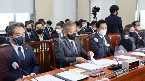 7일 오후 국회에서 열린 행정안전위원회 전체회의에 윤희근 경찰청장(왼쪽부터), 이상민 행정안전부 장관, 오세훈 서울시장, 박희영 용산구청장, 김광호 서울경찰청장 등이 참석해 있다. 사진=서동일 기자