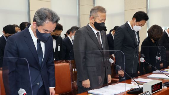 7일 오후 국회에서 열린 행정안전위원회 전체회의에서 윤희근 경찰청장(왼쪽부터), 이상민 행정안전부 장관, 오세훈 서울시장, 박희영 용산구청장, 김광호 서울경찰청장 등이 묵념하고 있다. 사진=서동일 기자