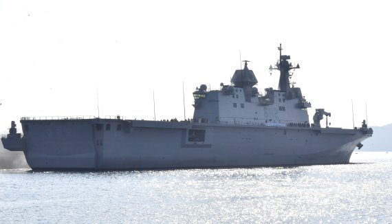 2022년 합동순항훈련에 참가한 대형수송함 마라도함이 7일 진해 군항에서 출항하고 있다. 사진=해군 제공