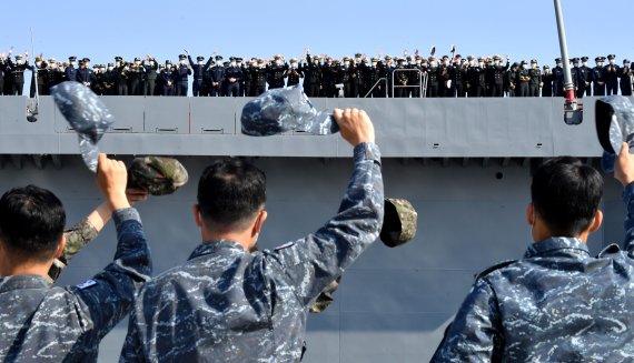 2022년 합동순항훈련에 참가한 육해공군사관학교, 국군간호사관학교 2학년 사관생도들이 7일 해군 장병들의 환송을 받으며 진해 군항을 출항하고 있다. 사진=해군 제공