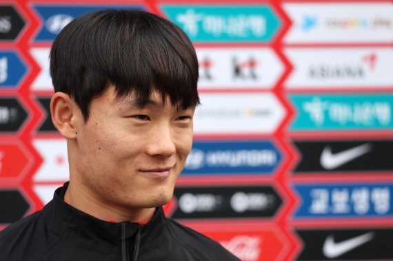 남자 축구대표팀 엄원상이 7일 경기 파주 축구대표팀 트레이닝센터(NFC)에서 열린 훈련에 앞서 취재진을 만나 인터뷰를 하고 있다. 2022.11.7/뉴스1 ⓒ News1 이동해 기자