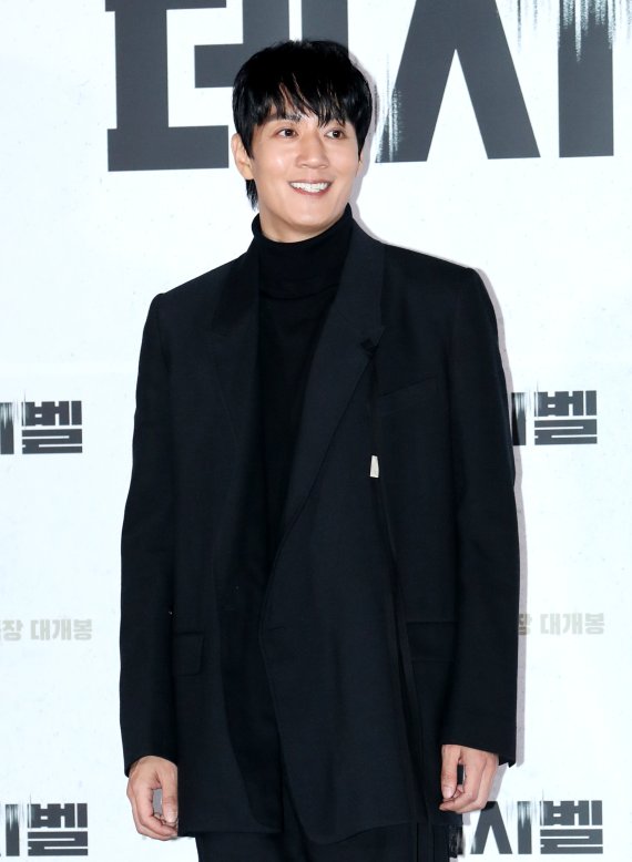 배우 김래원이 7일 서울 용산CGV에서 열린 영화 ‘데시벨’(감독 황인호) 언론시사회에서 포즈를 취하고 있다. ‘데시벨’은 소음이 커지는 순간 폭발하는 특수 폭탄으로 도심을 점거하려는 폭탄 설계자(이종석 분)와 그의 타깃이 된 전직 해군 부함장(김래원 분)이 벌이는 사운드 테러 액션 영화이다. 2022.11.7/뉴스1 ⓒ News1 권현진 기자