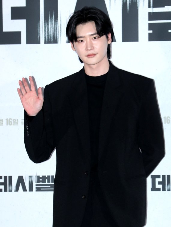 배우 이종석이 7일 서울 용산CGV에서 열린 영화 ‘데시벨’(감독 황인호) 언론시사회에서 포즈를 취하고 있다. ‘데시벨’은 소음이 커지는 순간 폭발하는 특수 폭탄으로 도심을 점거하려는 폭탄 설계자(이종석 분)와 그의 타깃이 된 전직 해군 부함장(김래원 분)이 벌이는 사운드 테러 액션 영화이다. 2022.11.7/뉴스1 ⓒ News1 권현진 기자