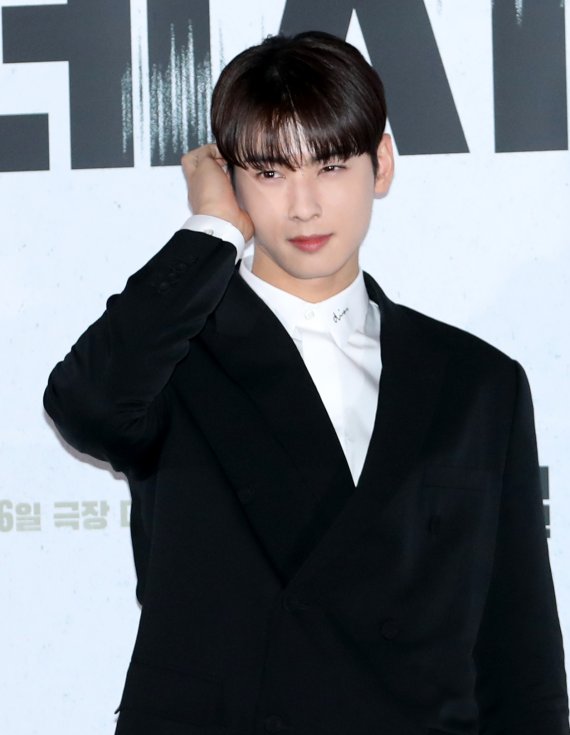 배우 차은우가 7일 서울 용산CGV에서 열린 영화 ‘데시벨’(감독 황인호) 언론시사회에서 포즈를 취하고 있다. ‘데시벨’은 소음이 커지는 순간 폭발하는 특수 폭탄으로 도심을 점거하려는 폭탄 설계자(이종석 분)와 그의 타깃이 된 전직 해군 부함장(김래원 분)이 벌이는 사운드 테러 액션 영화이다. 2022.11.7/뉴스1 ⓒ News1 권현진 기자