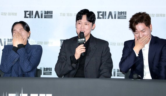 배우 박병은(가운데)이 7일 서울 용산CGV에서 열린 영화 ‘데시벨’(감독 황인호) 언론시사회에서 인사말을 하고 있다. ‘데시벨’은 소음이 커지는 순간 폭발하는 특수 폭탄으로 도심을 점거하려는 폭탄 설계자(이종석 분)와 그의 타깃이 된 전직 해군 부함장(김래원 분)이 벌이는 사운드 테러 액션 영화이다. 2022.11.7/뉴스1 ⓒ News1 권현진 기자