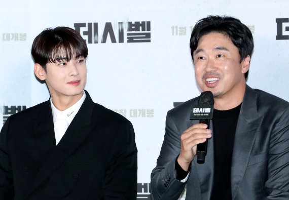 배우 조달환(오른쪽)이 7일 서울 용산CGV에서 열린 영화 ‘데시벨’(감독 황인호) 언론시사회에서 차은우와의 투샷에 대해 이야기 하고 있다. ‘데시벨’은 소음이 커지는 순간 폭발하는 특수 폭탄으로 도심을 점거하려는 폭탄 설계자(이종석 분)와 그의 타깃이 된 전직 해군 부함장(김래원 분)이 벌이는 사운드 테러 액션 영화이다. 2022.11.7/뉴스1 ⓒ News1 권현진 기자