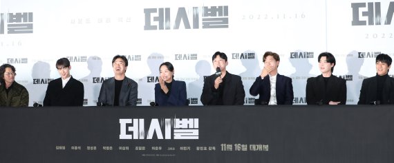 황인호 감독(왼쪽부터)과 배우 차은우, 조달환, 이상이, 박병은, 정상훈, 이종석, 김래원이 7일 서울 용산CGV에서 열린 영화 ‘데시벨’(감독 황인호) 언론시사회에서 미소를 짓고 있다. ‘데시벨’은 소음이 커지는 순간 폭발하는 특수 폭탄으로 도심을 점거하려는 폭탄 설계자(이종석 분)와 그의 타깃이 된 전직 해군 부함장(김래원 분)이 벌이는 사운드 테러 액션 영화이다. 2022.11.7/뉴스1 ⓒ News1 권현진 기자