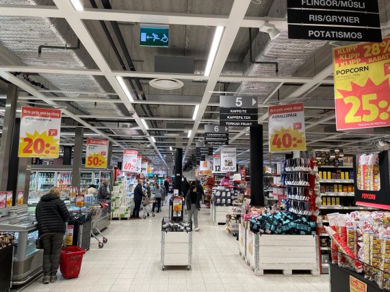 스웨덴 스톡홀름 북쪽에 있는 테비센트롬의 한 대형마트에서 스웨덴 소비자들이 세일 품목을 쇼핑하고 있다. 사진=박소현 기자