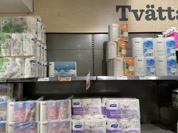 스웨덴 스톡홀름의 한 슈퍼마켓에 파격 세일 중인 두루마리 휴지가 다 팔려 진열대가 비어 있다.