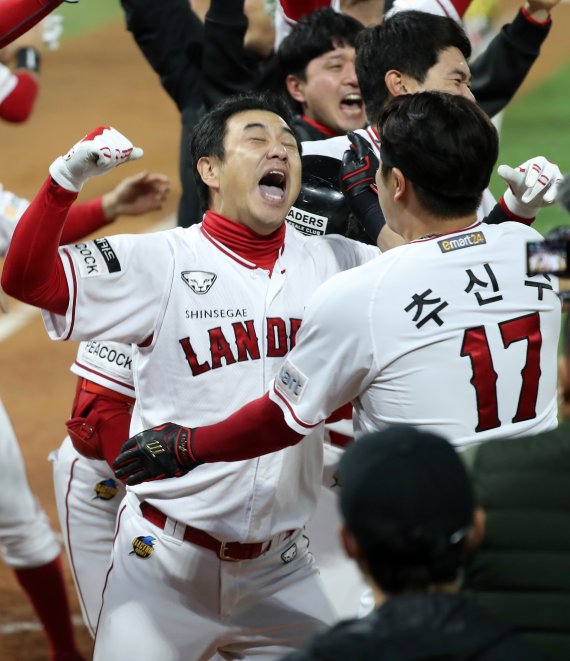 [인천=뉴시스] 이영환 기자 = 7일 인천 SSG랜더스필드에서 열린 2022 KBO 한국시리즈 5차전 키움 히어로즈와 SSG 랜더스의 경기, 9회말 무사 1,3루에서 SSG 김강민이 끝내기 스리런 홈런을 날린 후 기뻐하고 있다. 2022.11.07. 20hwan@newsis.com